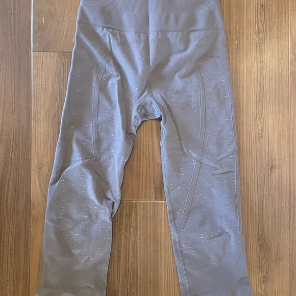 Lulu lemon cropped seamless purple leggings - Picture 2 of 2